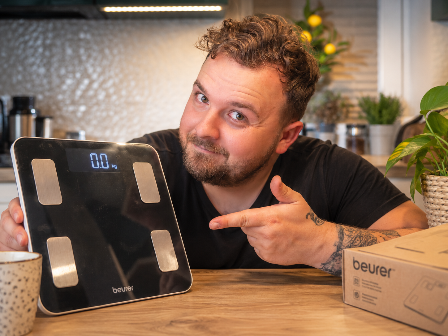 Konrad Budzyk pokazuje wagę łazienkową Beurer – poradnik o wagach do 200 kg